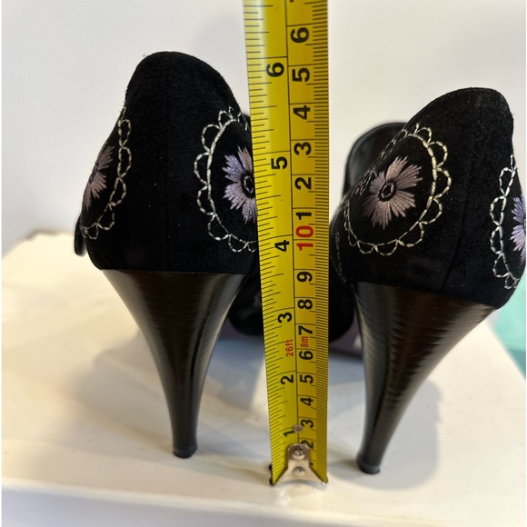 Embroidered Mary Jane Heels. - Picture 2 of 6